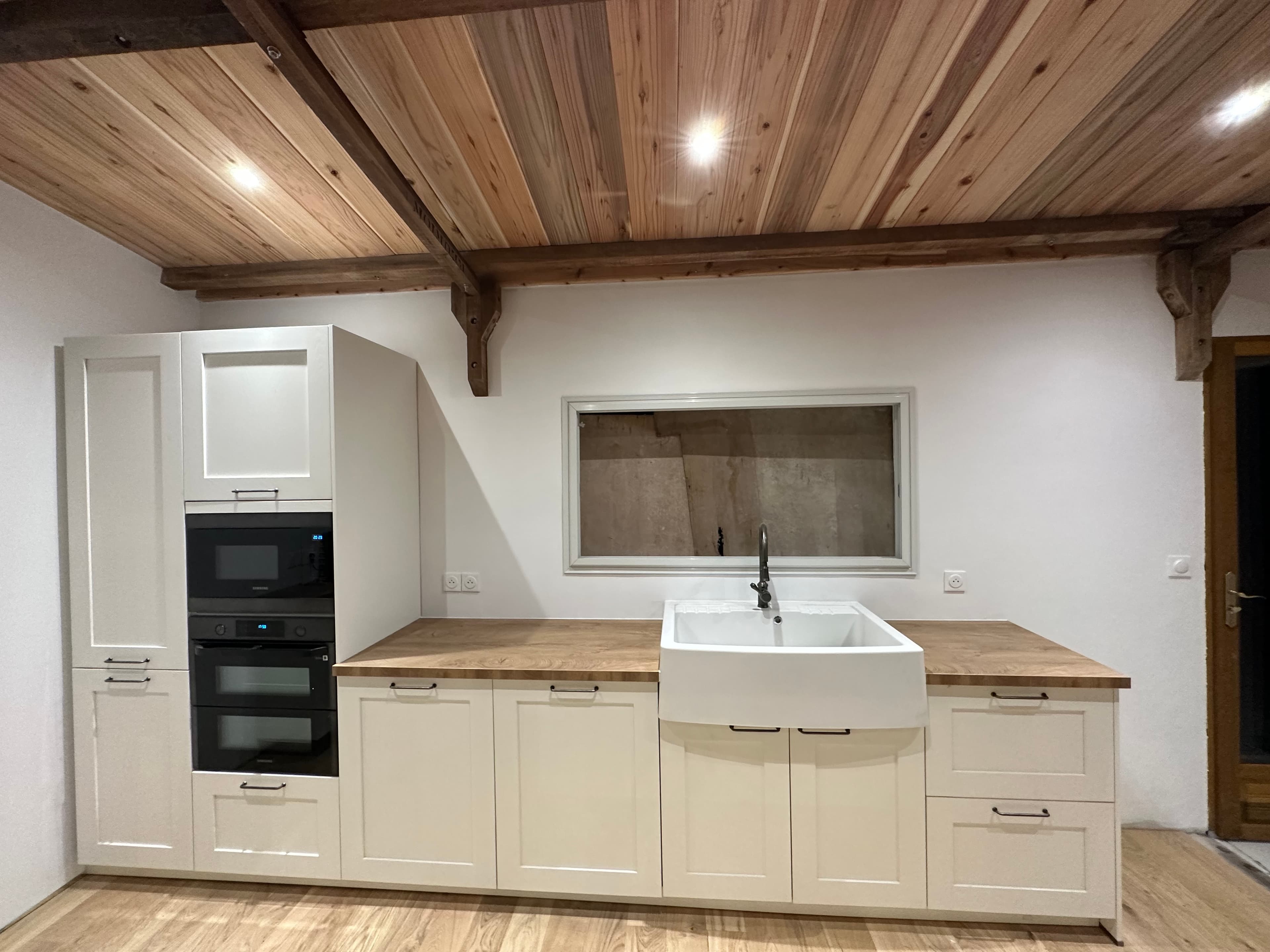 Cuisine campagne crème, charpente bois