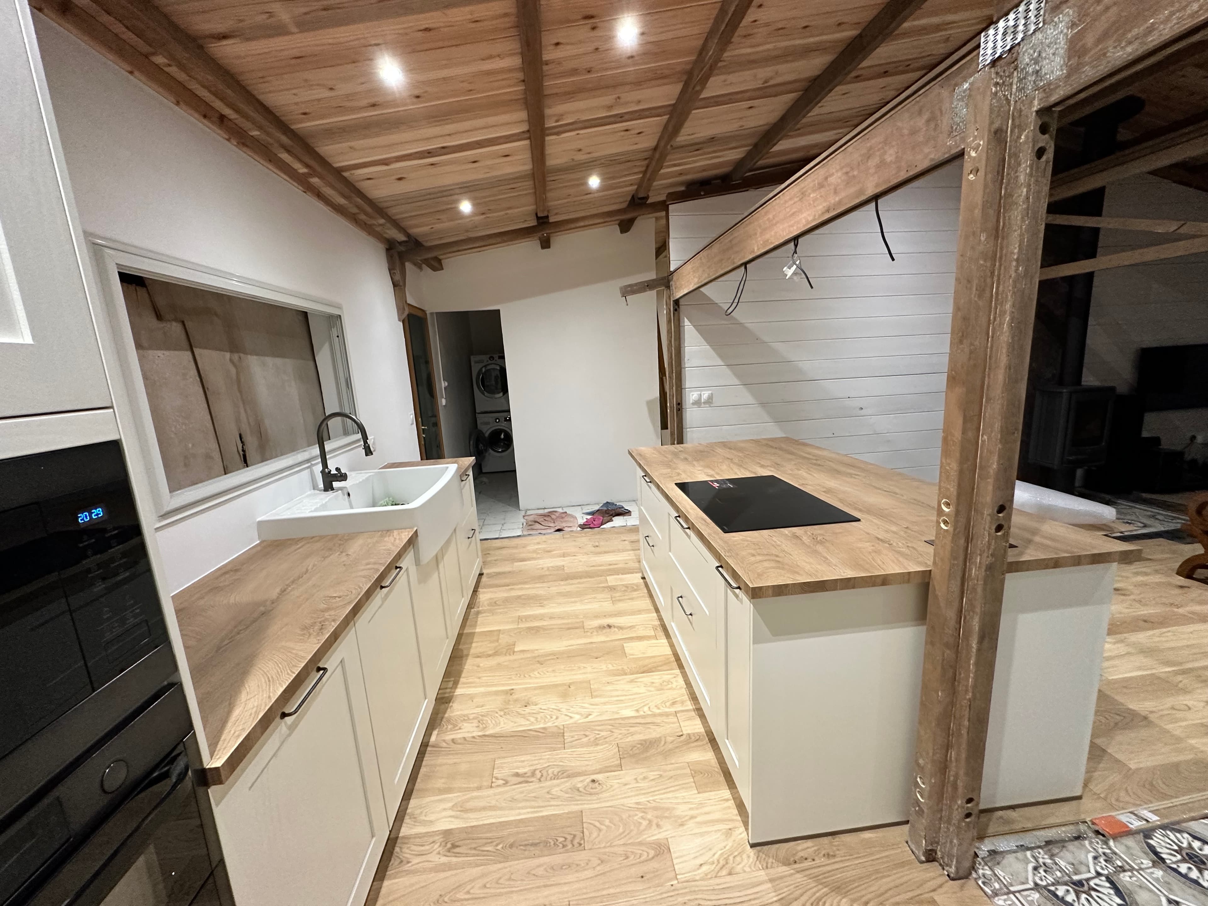 Cuisine campagne crème, charpente bois
