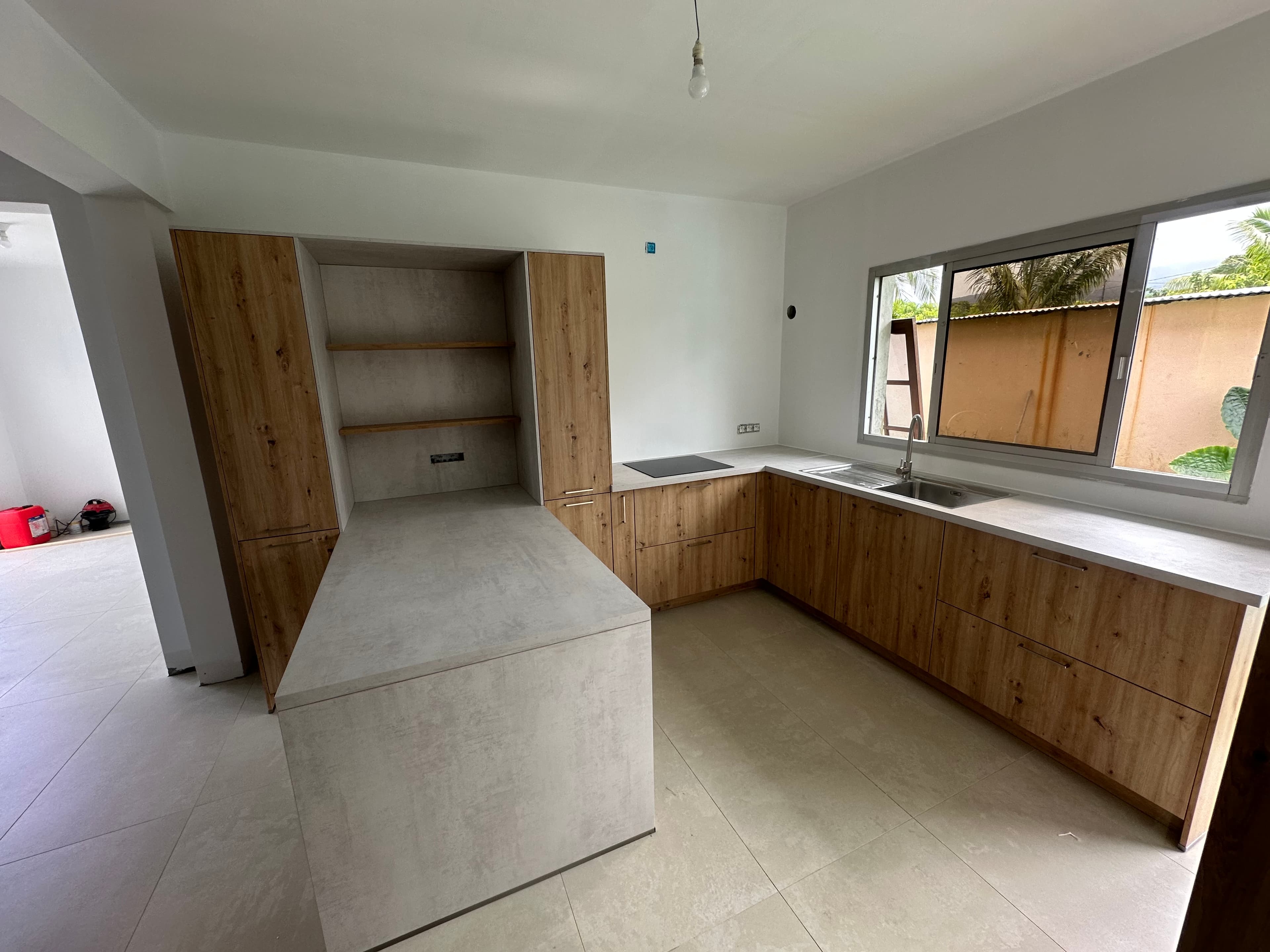 Grande cuisine bois brut et béton